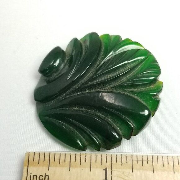Vintage Green Round Carved Early Plastic Brooch, Leaf Design Lapel Pin, Art Deco - Picture 5 of 6